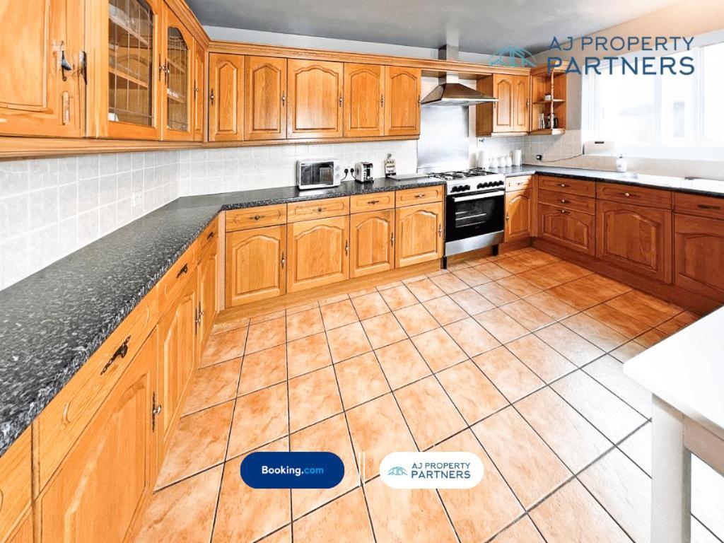 Premium L Hill View L Last-minute Offer L L Aj L Perfect For Short Or Long L 4beds 4bedrooms Holiday home